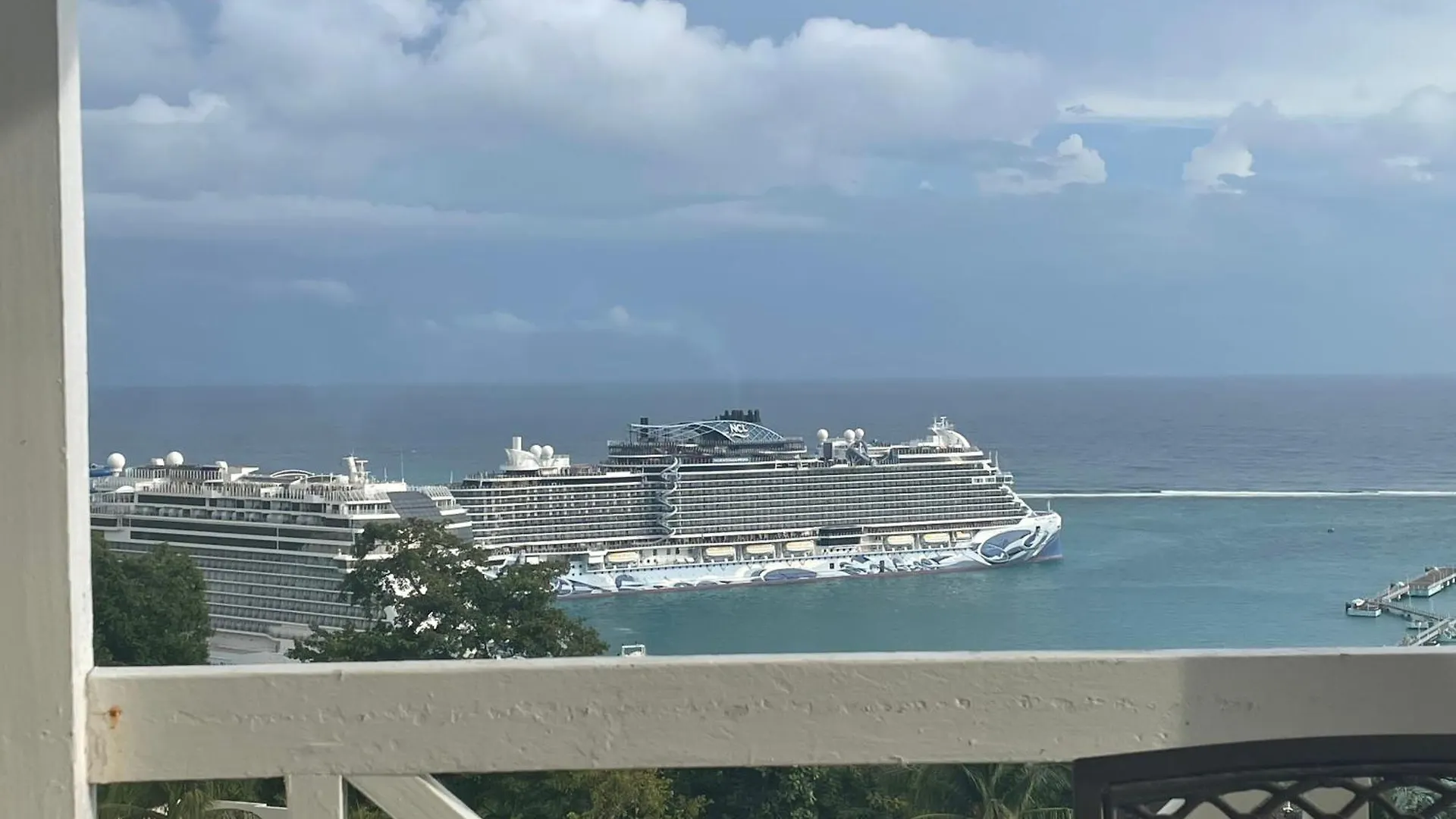 Oceanbreeze Jamaica Penthouse, 7-Minute Walk To Beach Ocho Rios Apartment