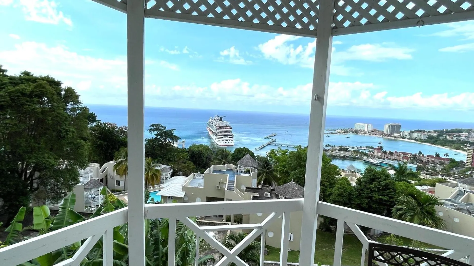 Oceanbreeze Jamaica Penthouse, 7-Minute Walk To Beach Ocho Rios