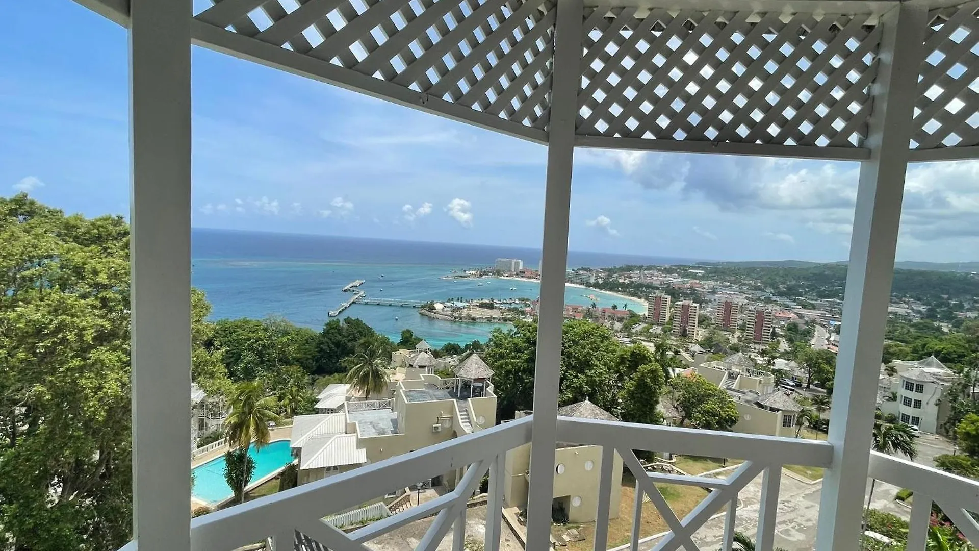 Apartment Oceanbreeze Jamaica Penthouse, 7-Minute Walk To Beach Ocho Rios