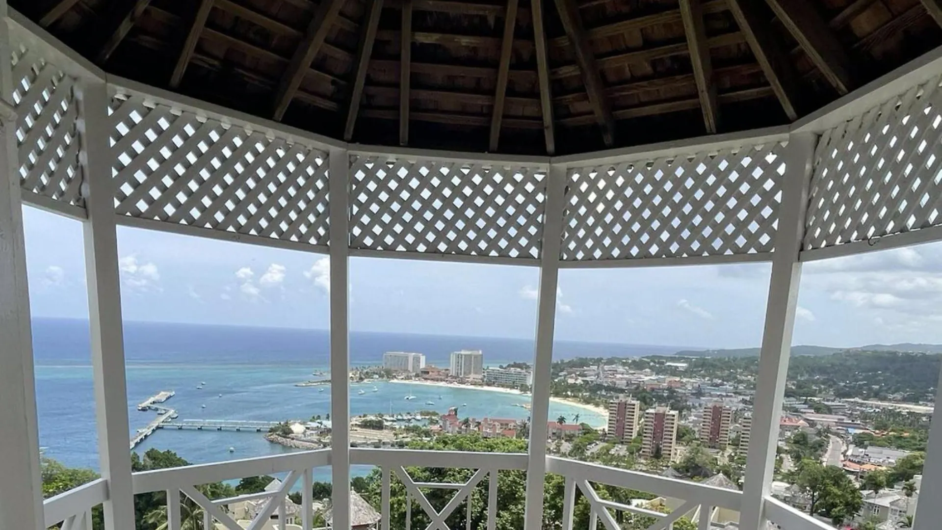 Oceanbreeze Jamaica Penthouse, 7-Minute Walk To Beach Ocho Rios 0*,