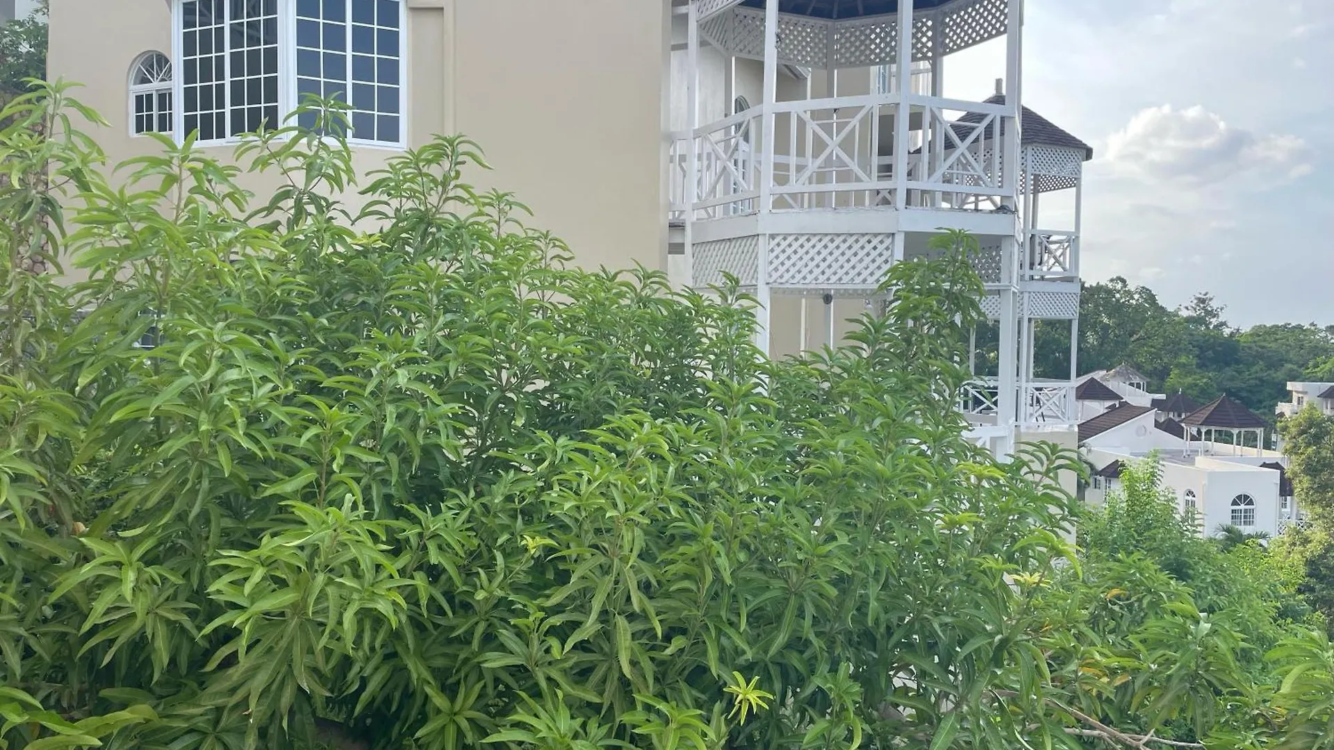 Oceanbreeze Jamaica Penthouse, 7-Minute Walk To Beach Ocho Rios Apartment