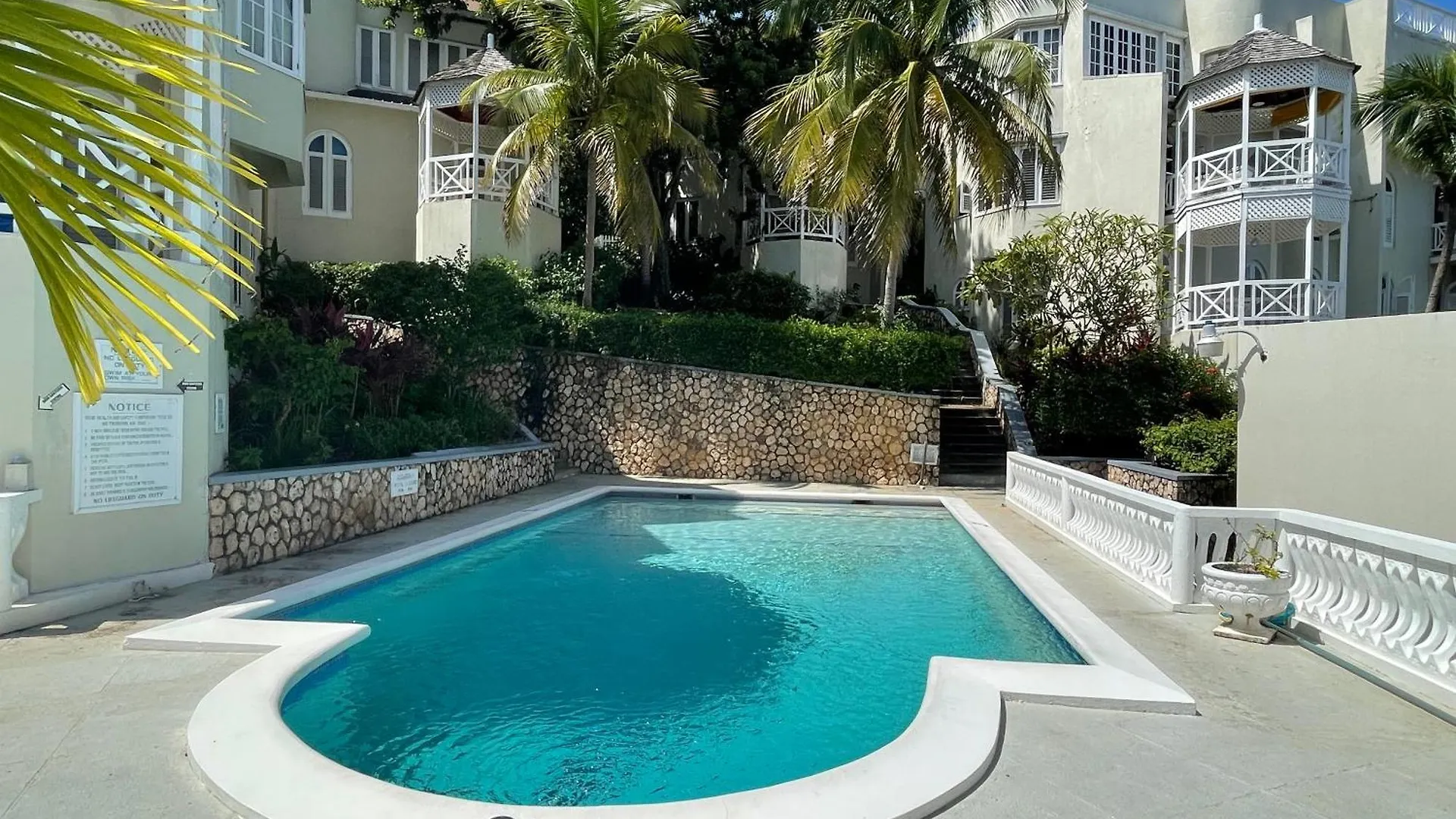 Oceanbreeze Jamaica Penthouse, 7-Minute Walk To Beach Ocho Rios Jamaica