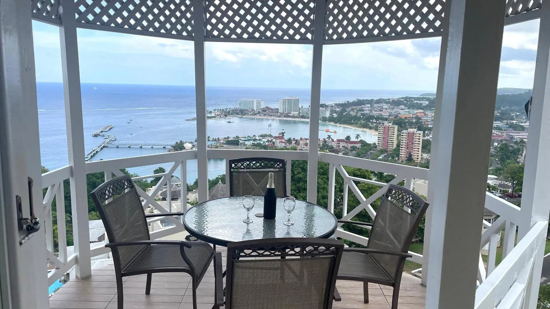 Apartment Oceanbreeze Jamaica Penthouse, 7-Minute Walk To Beach Ocho Rios Jamaica