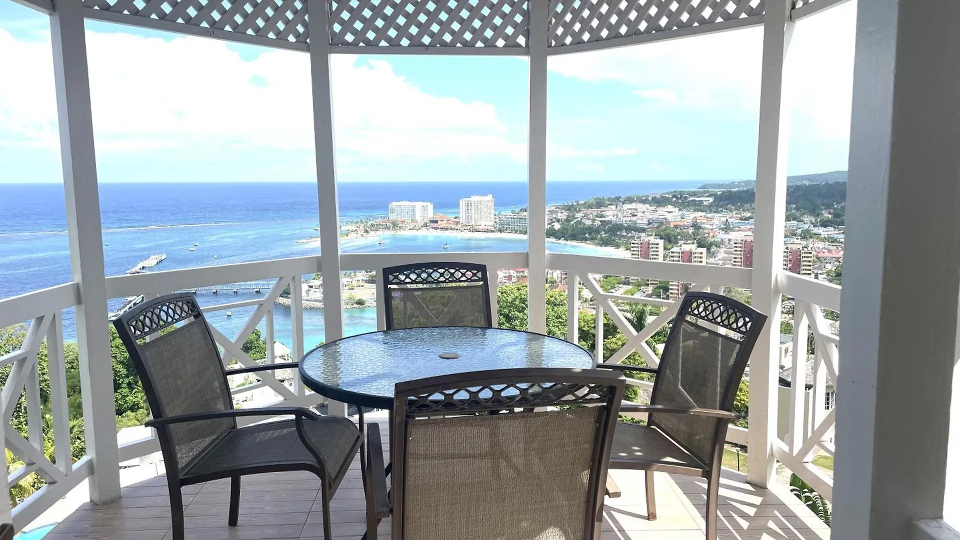 Oceanbreeze Jamaica Penthouse, 7-Minute Walk To Beach Ocho Rios