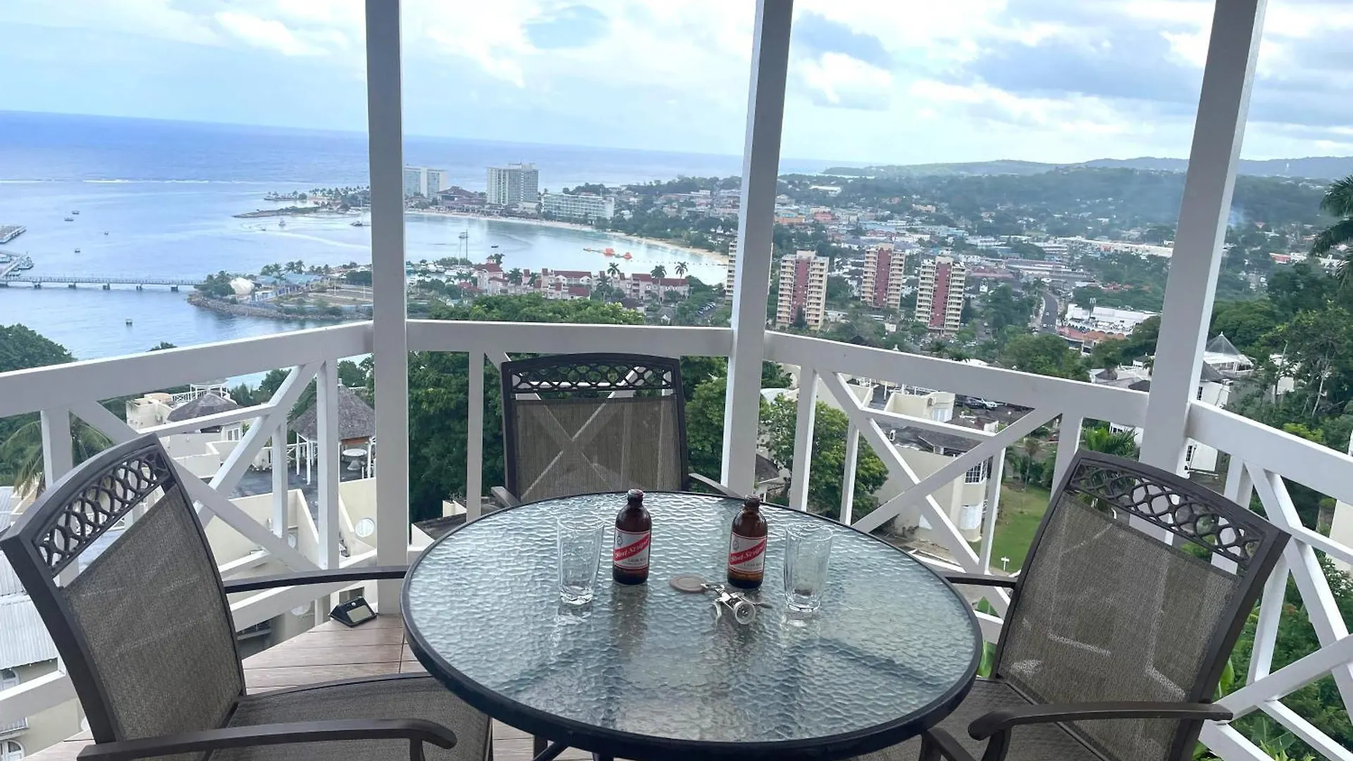 Oceanbreeze Jamaica Penthouse, 7-Minute Walk To Beach Ocho Rios