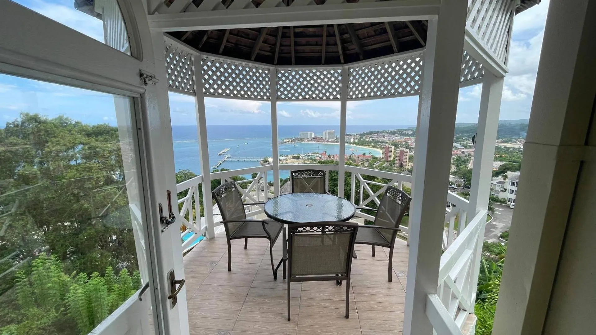 Apartment Oceanbreeze Jamaica Penthouse, 7-Minute Walk To Beach Ocho Rios