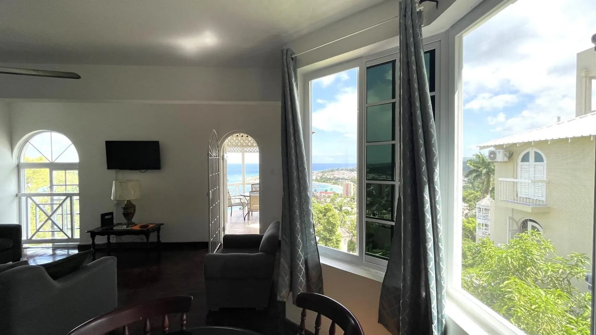 Oceanbreeze Jamaica Penthouse, 7-Minute Walk To Beach Ocho Rios 0*,