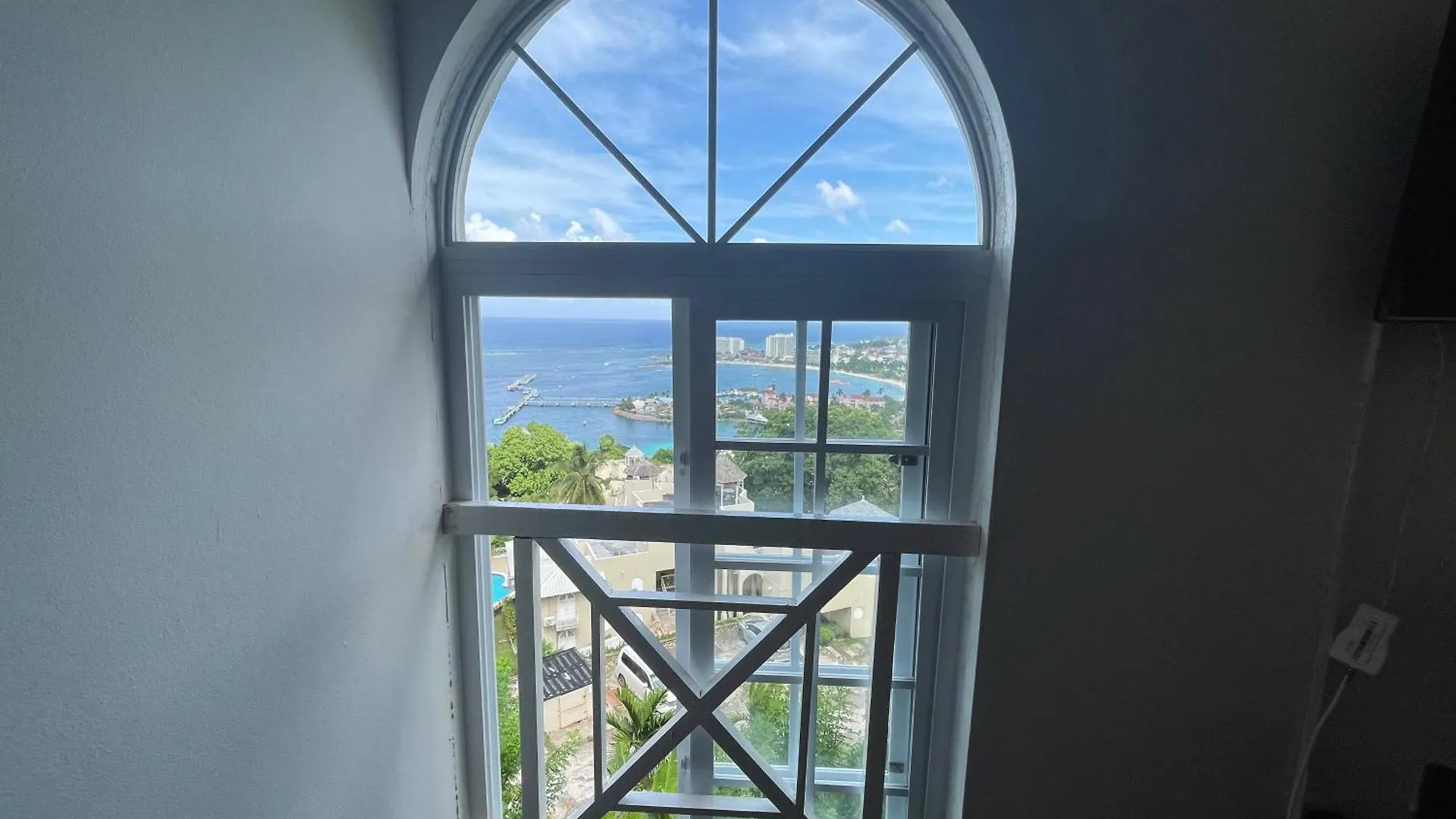 Oceanbreeze Jamaica Penthouse, 7-Minute Walk To Beach Ocho Rios 0*,