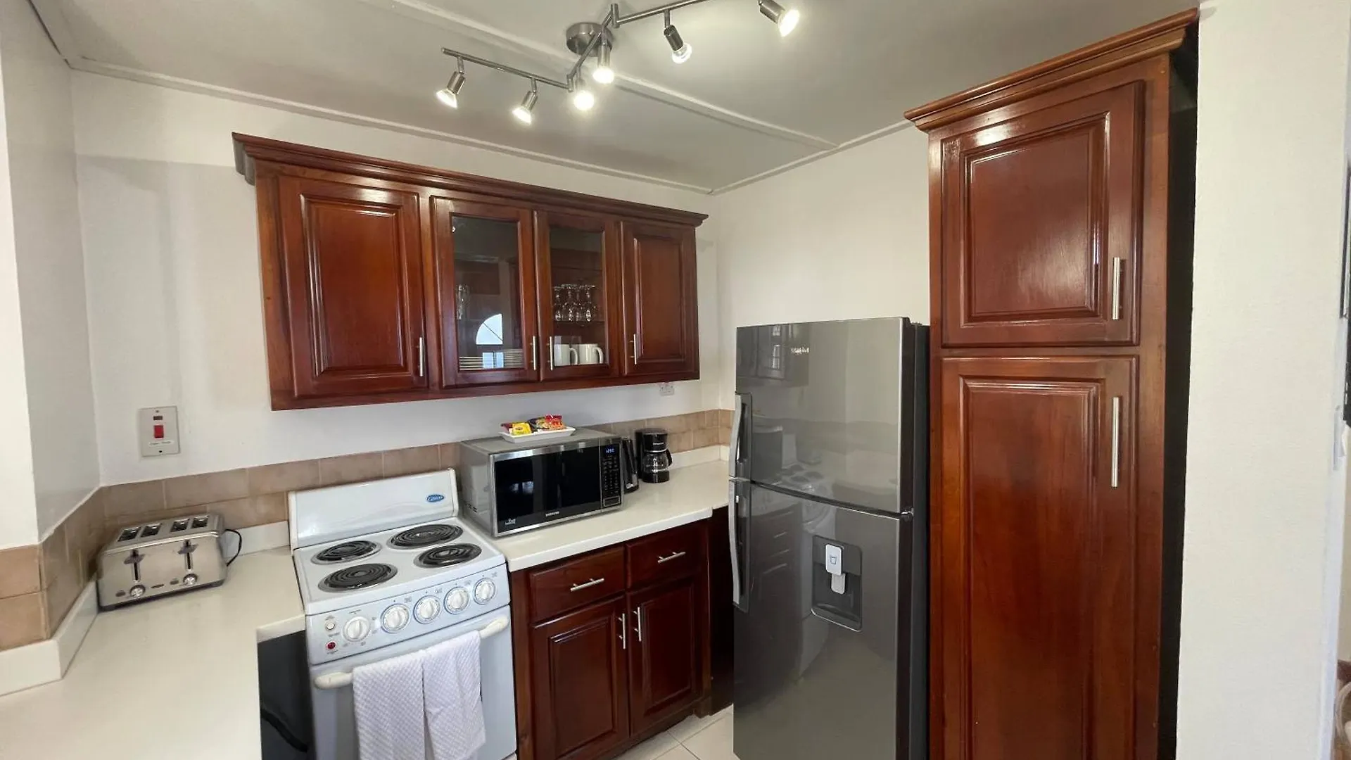 Oceanbreeze Jamaica Penthouse, 7-Minute Walk To Beach Ocho Rios