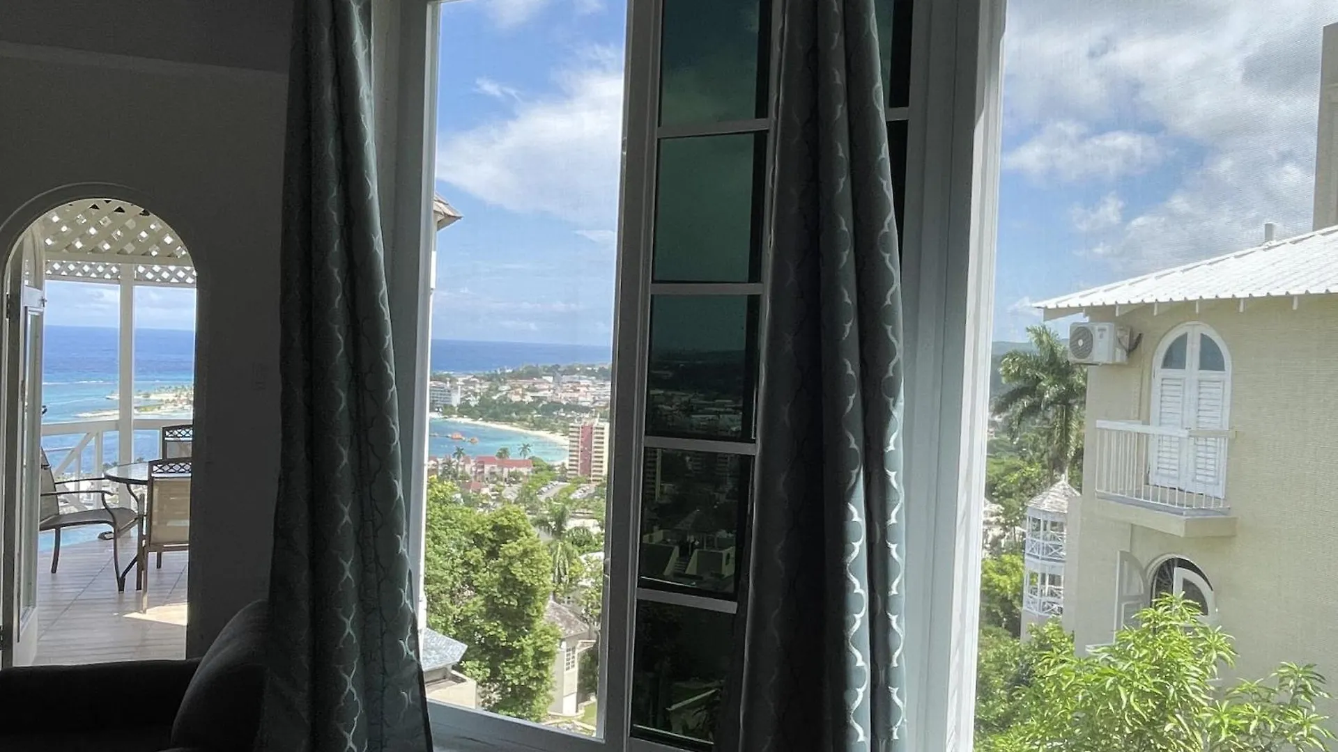 Oceanbreeze Jamaica Penthouse, 7-Minute Walk To Beach Ocho Rios Apartment