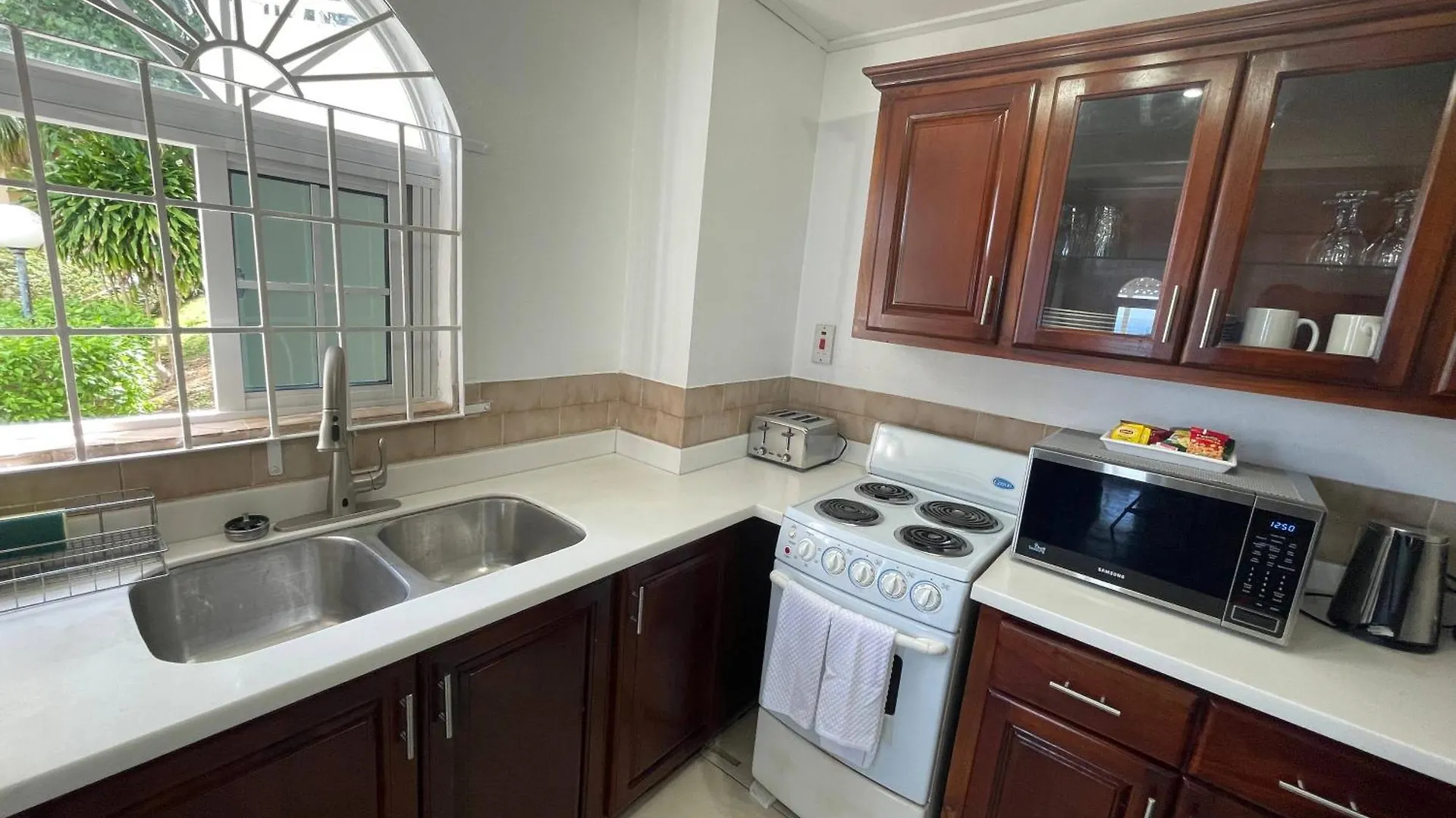 Oceanbreeze Jamaica Penthouse, 7-Minute Walk To Beach Ocho Rios 0*,  Jamaica