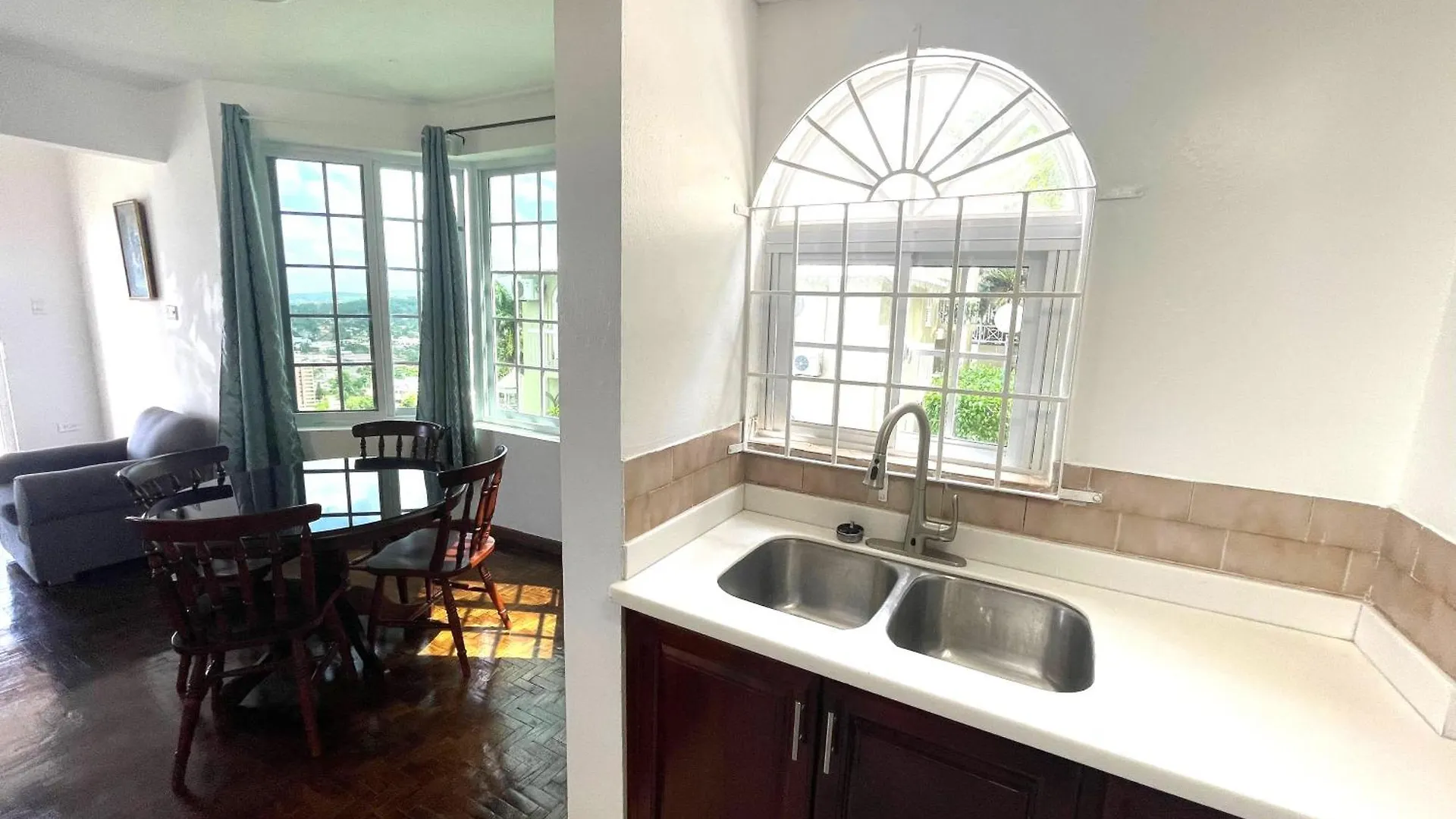 Oceanbreeze Jamaica Penthouse, 7-Minute Walk To Beach Ocho Rios Apartment