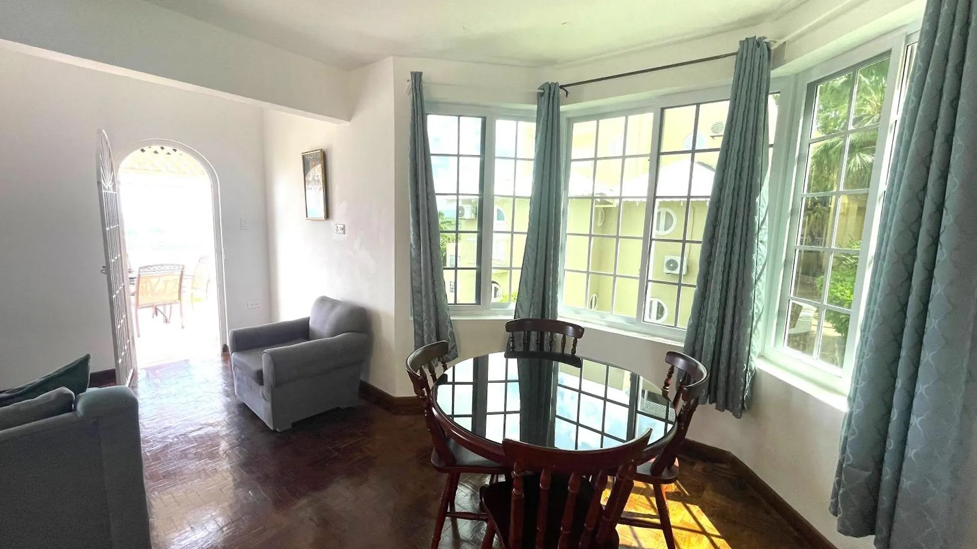 Oceanbreeze Jamaica Penthouse, 7-Minute Walk To Beach Ocho Rios 0*,