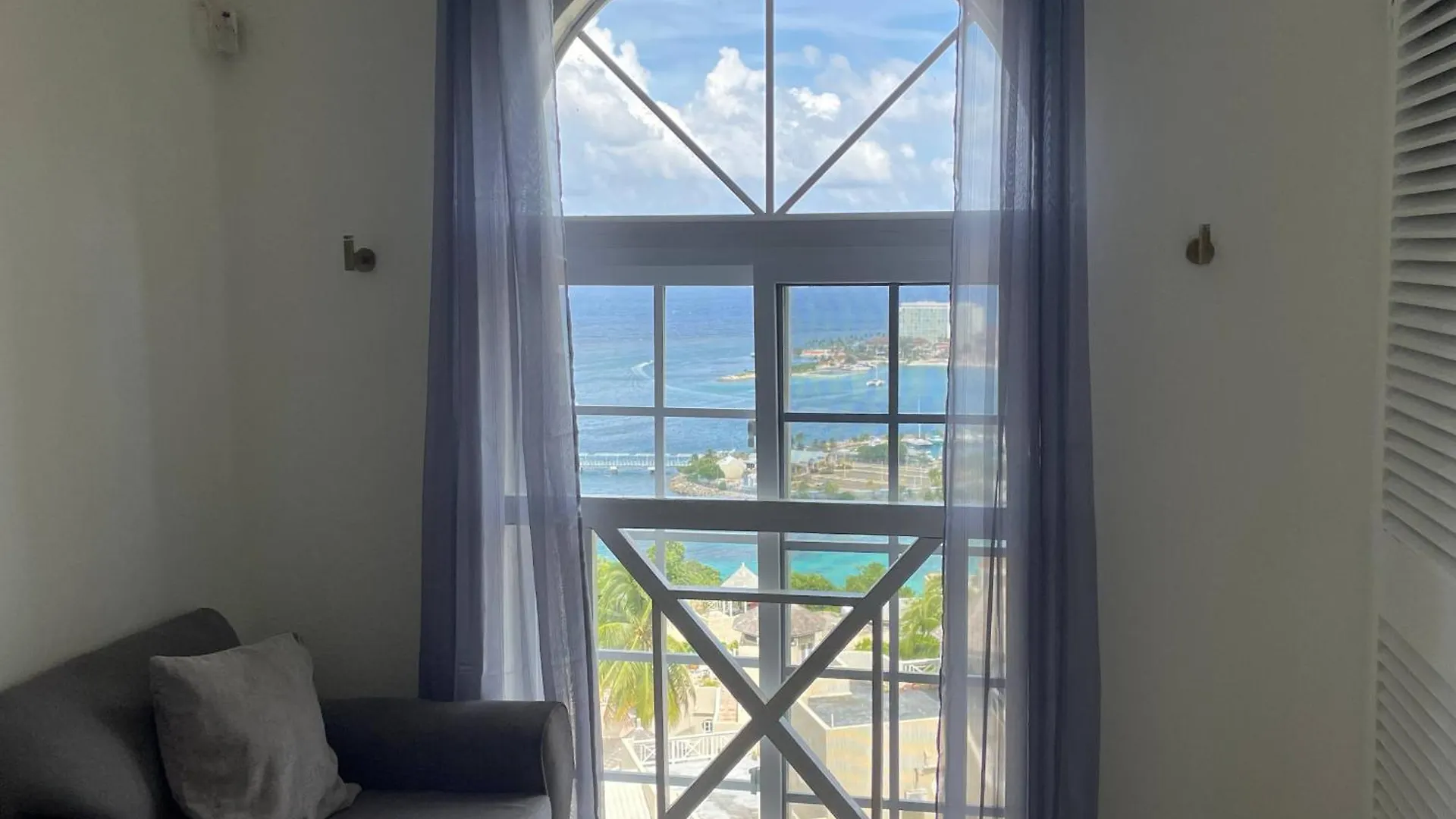 Apartment Oceanbreeze Jamaica Penthouse, 7-Minute Walk To Beach Ocho Rios