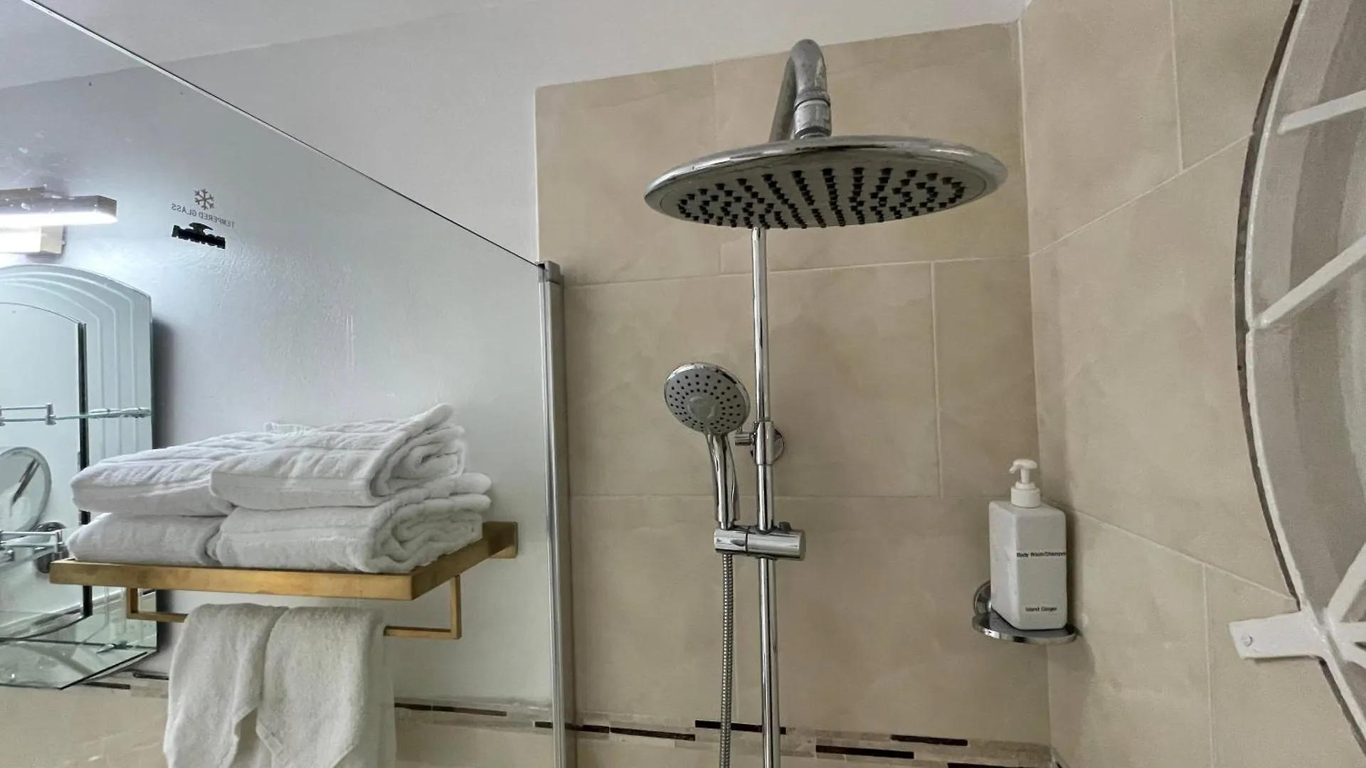 Oceanbreeze Jamaica Penthouse, 7-Minute Walk To Beach Ocho Rios Apartment