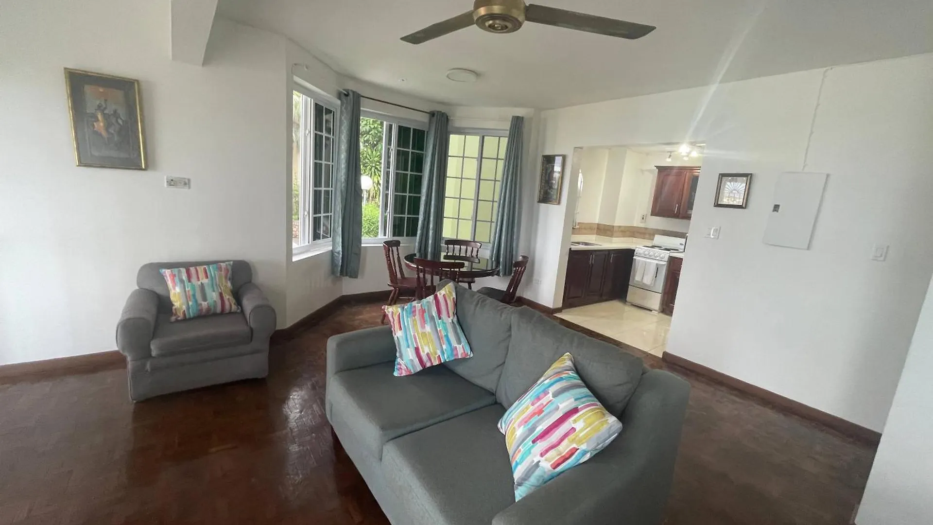 Oceanbreeze Jamaica Penthouse, 7-Minute Walk To Beach Ocho Rios Apartment