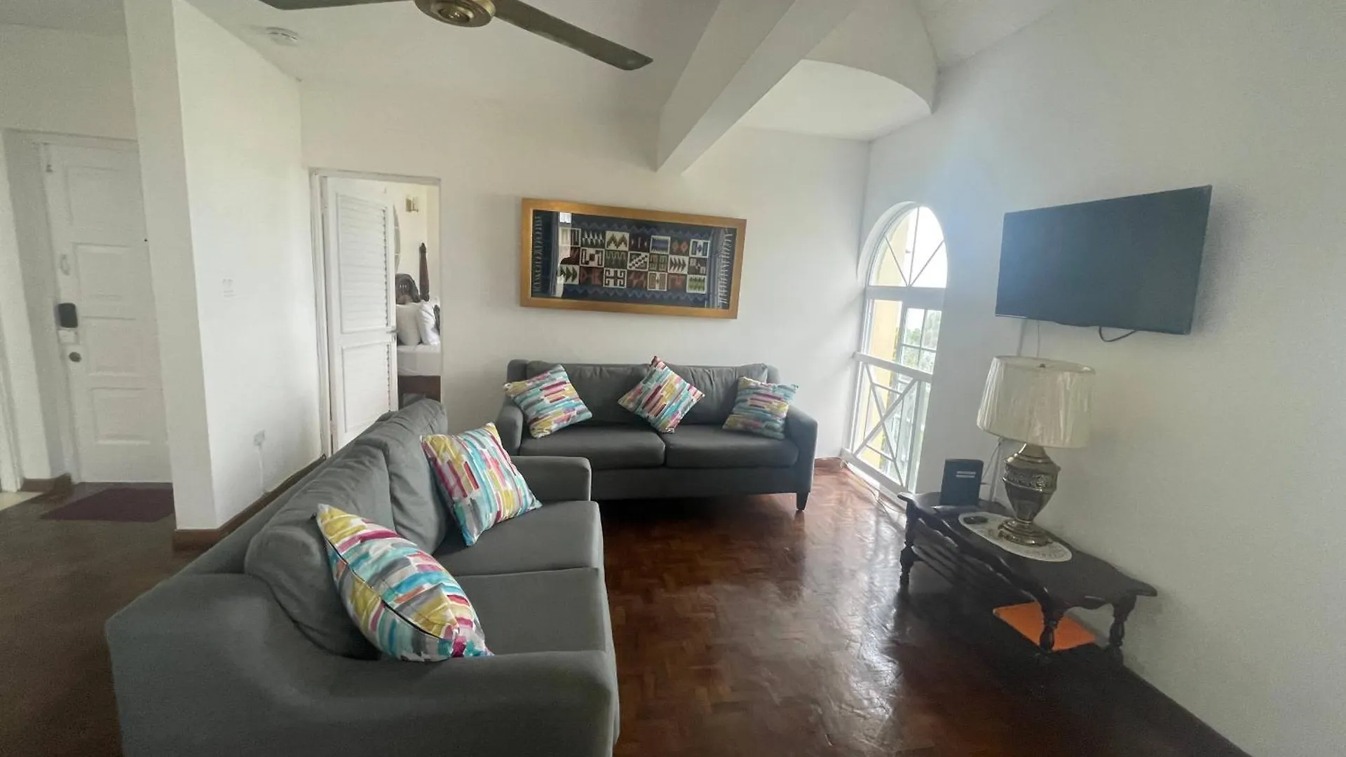 Oceanbreeze Jamaica Penthouse, 7-Minute Walk To Beach Ocho Rios Apartment