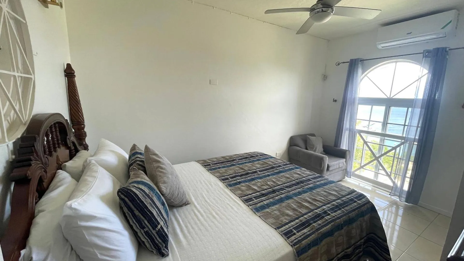 Oceanbreeze Jamaica Penthouse, 7-Minute Walk To Beach Ocho Rios Apartment